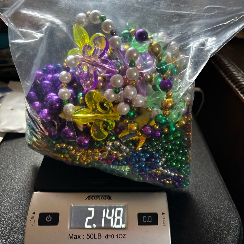 Mardi Gras Beads Multicolor Plastic Strung Necklaces Jewelry Aprox 3 lb - Picture 4 of 4